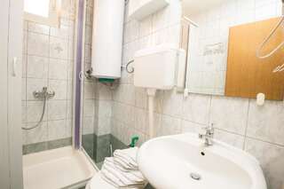 Апартаменты Apartments Sofija Будва Двухместный номер с 1 кроватью и балконом (для 2 взрослых и 1 ребенка)-9